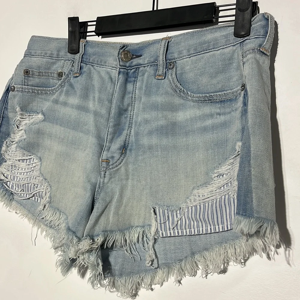 American Eagle Vintage Hi-Rise Festival Light Wash Distressed Denim Shorts 8